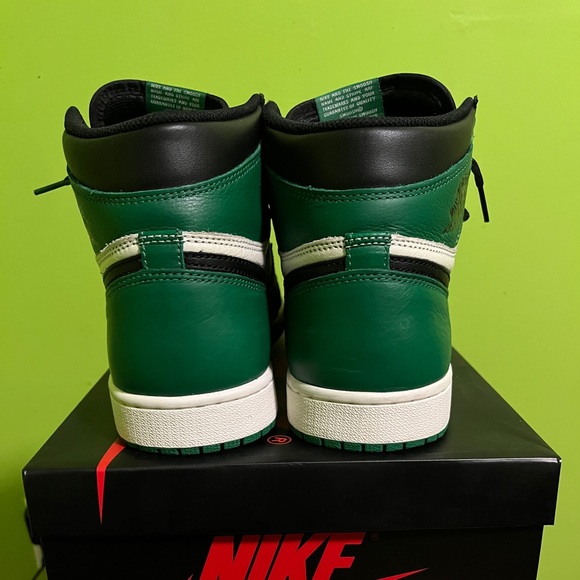Air Jordan 1 Retro High OG - Picture 3 of 5